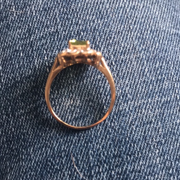 10K peridot diamond ring - Picture 5 of 9